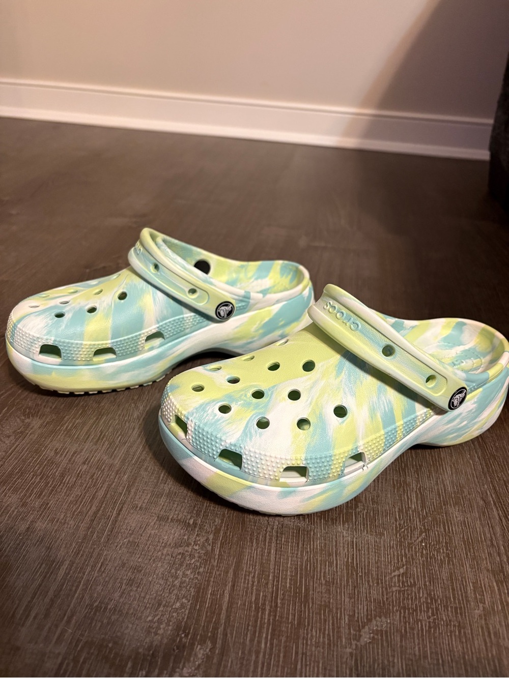 Crocs Classic Platform Clogs – Women’s Size [7]